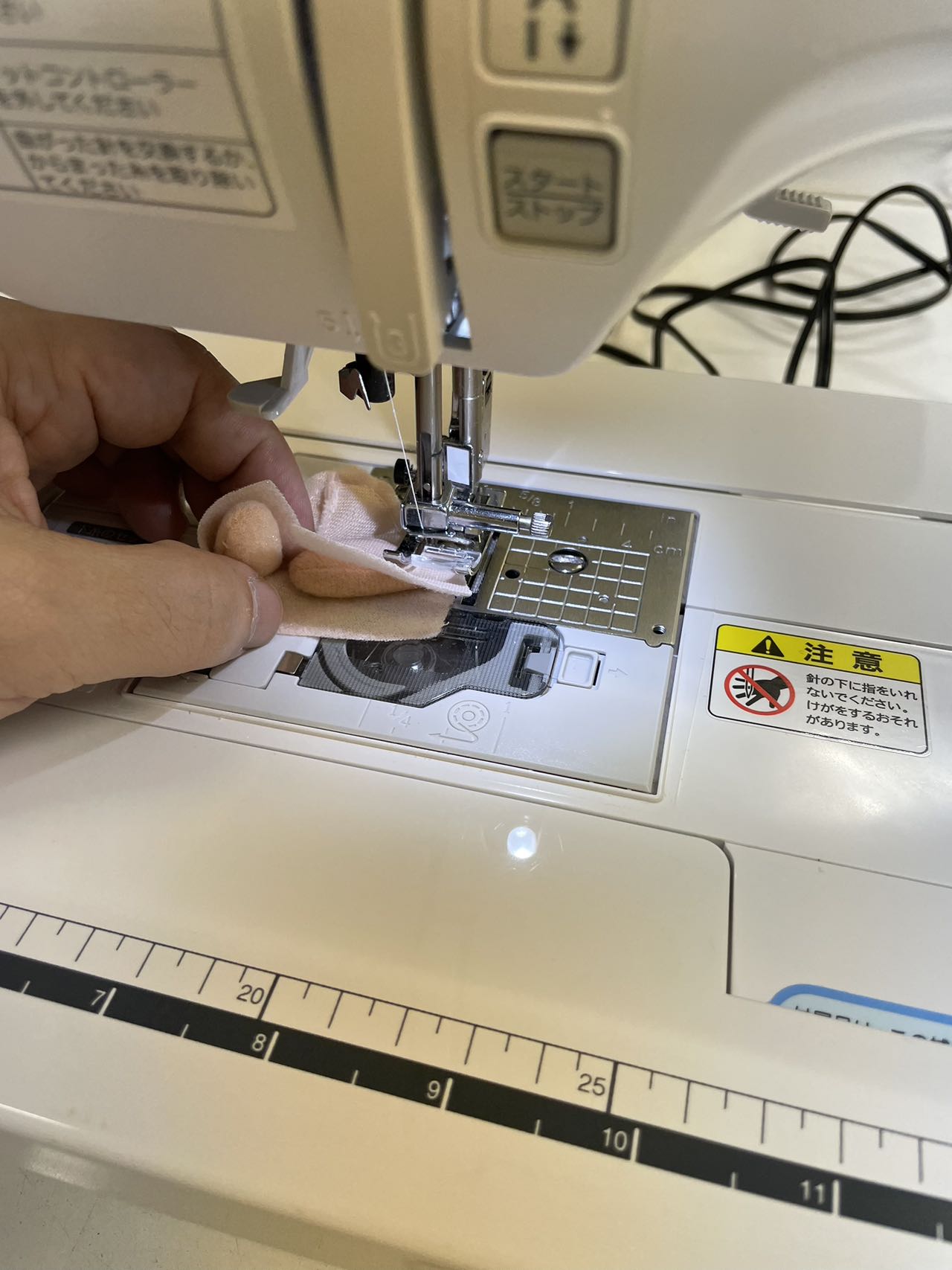 小さいサイズのぬいぐるみを作る時、家庭用ミシンだとおさえの幅が大きくて上手く縫えない！