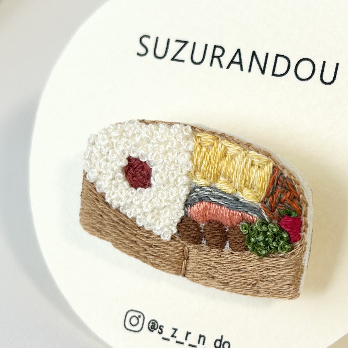【NEW】思わずほっこり。お弁当の手刺繍ブローチが入荷しました