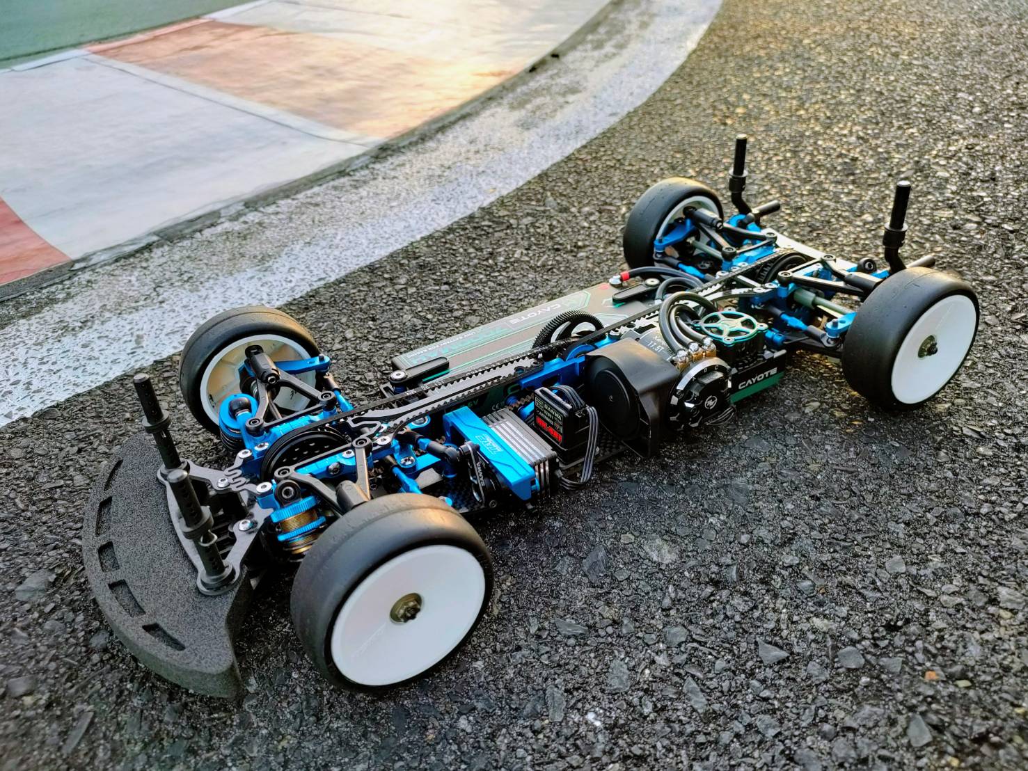 TRF421用カーボン製オプションパーツの開発テストを行っています！