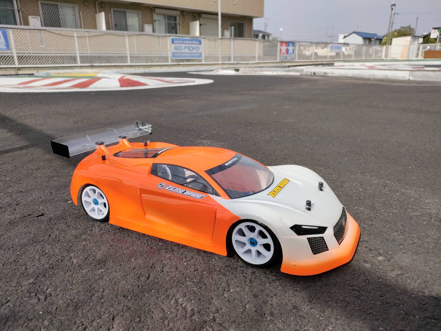 R/C SuperGT選手権グループAボディ【R−TEK GT】の走行テストを行いました。