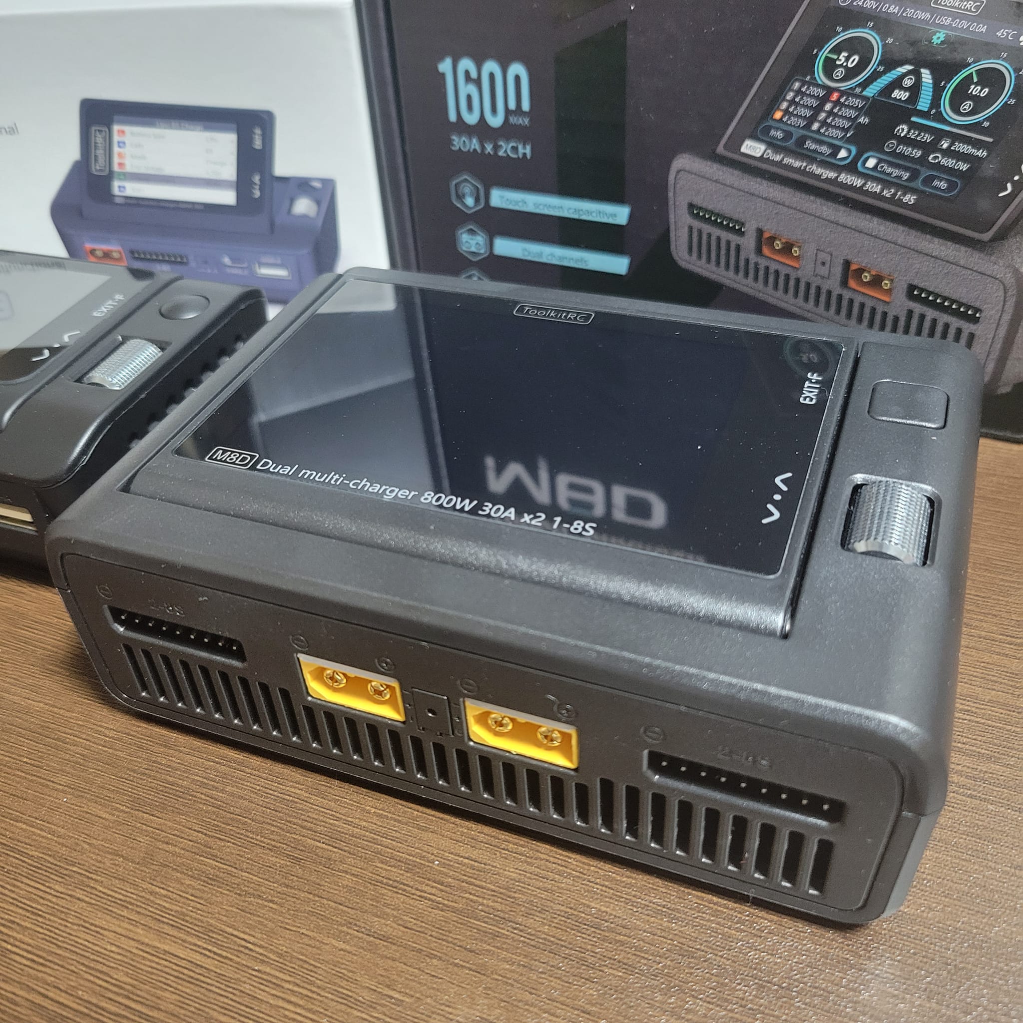 ToolkitRC 製充電器の出荷を開始いたしました。