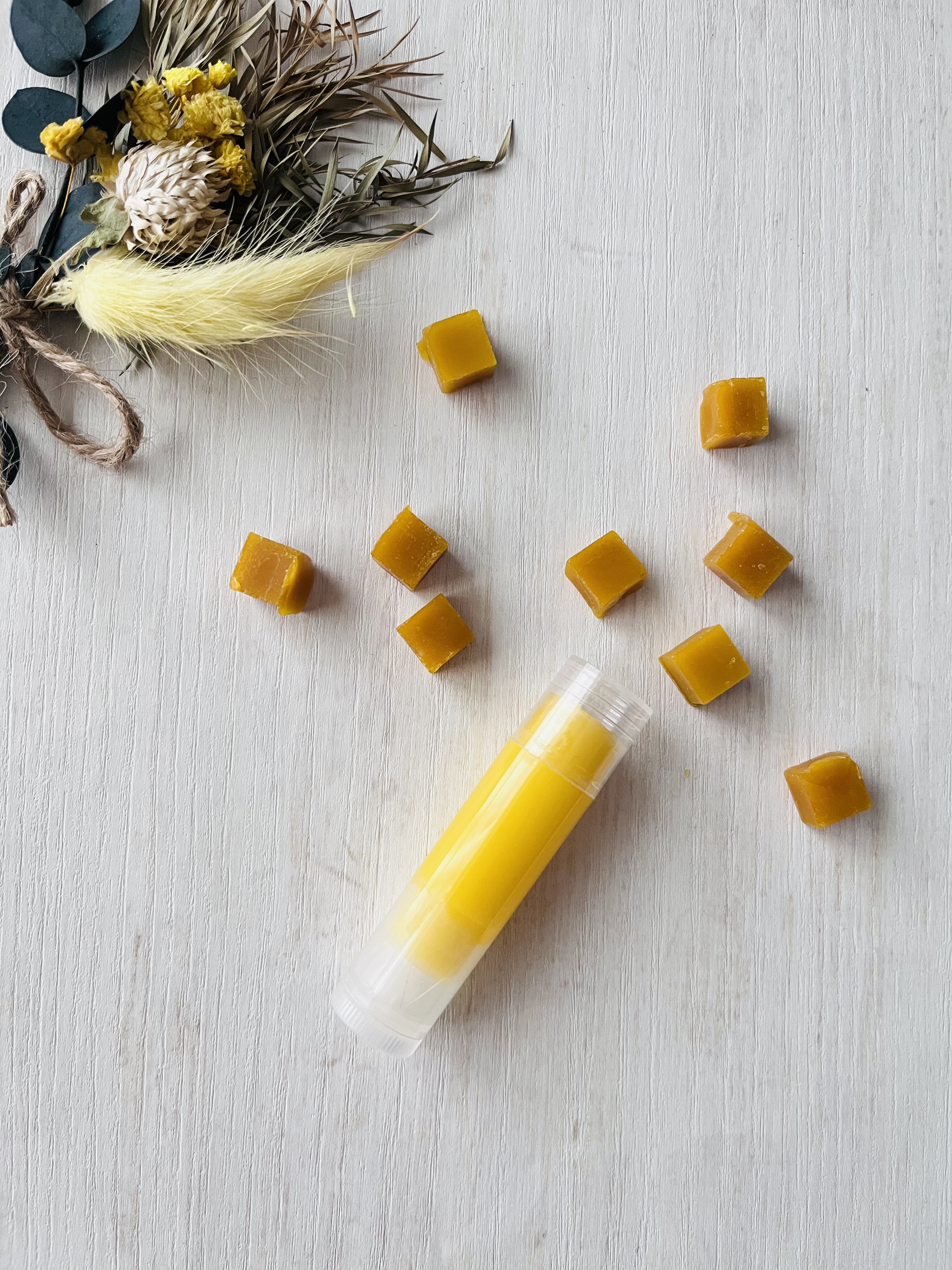 二ホンミツバチの蜜蝋を使ったリップキット作り方