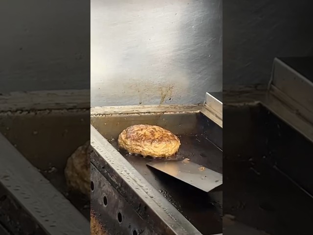 【日々のブログ】餃子屋さんのハンバーグは餃子焼き器で焼きます