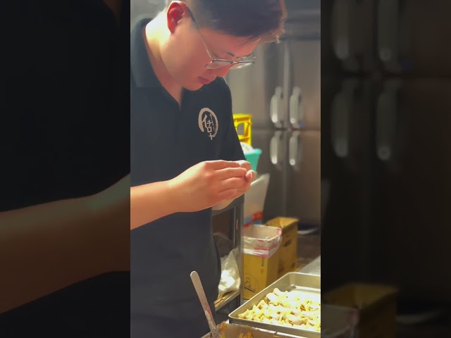 【イチロー餃子】神戸餃子の裏側!人気スタッフ“ミヤさん”の仕込み現場