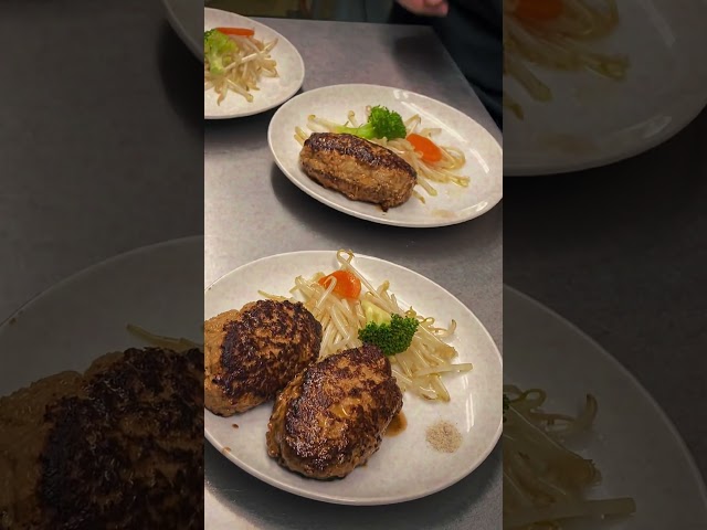 神戸ポークプレミアムを使った贅沢ハンバーグ｜餃子専門店の本気