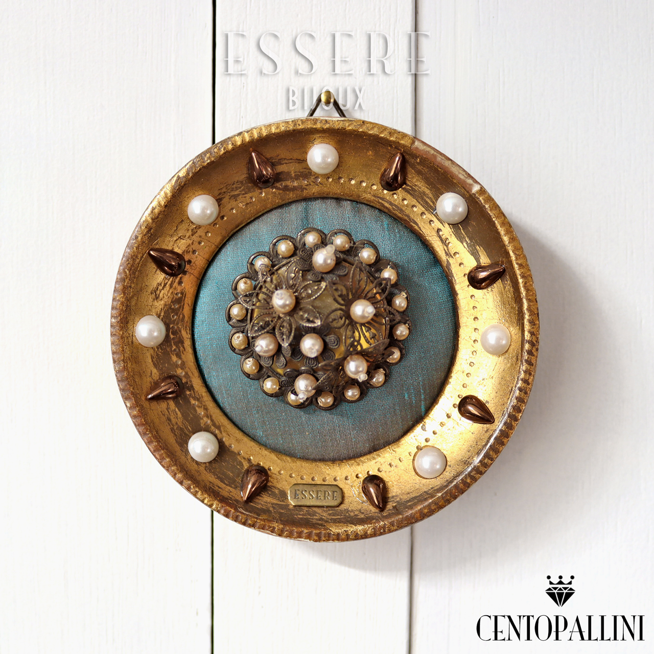 新作：ヴィンテージ・フィリグリーフラワーとパールで彩られたヴィンテージブローチを飾ったアンティークフ