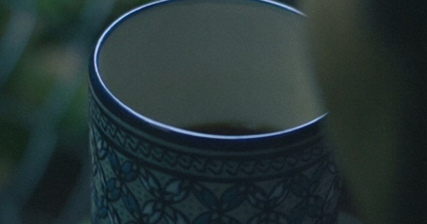 【雨上がりの朝、最高のハーモニーを】ディップスタイルコーヒーと火の黒いはちみつ