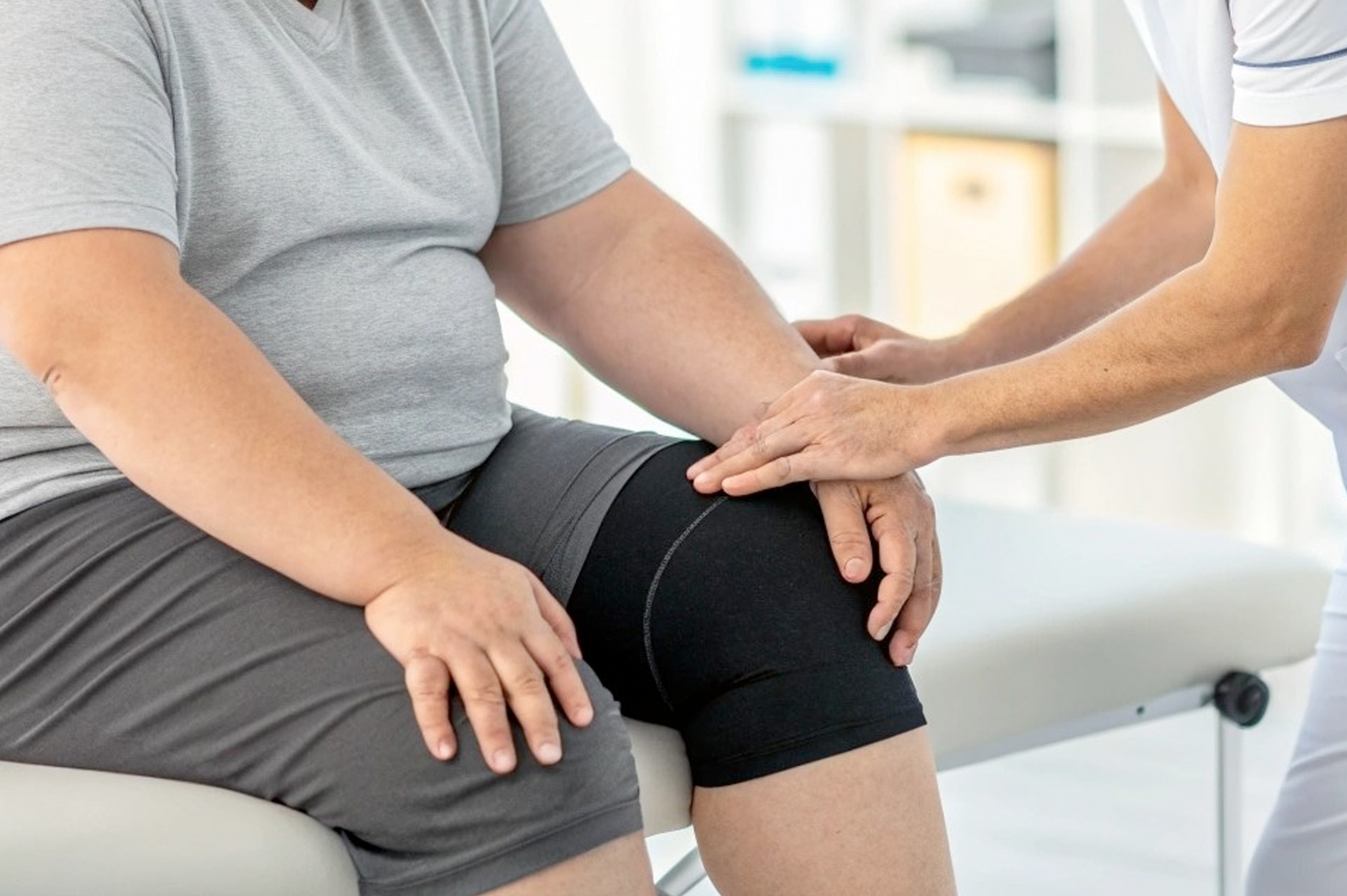 膝の痛みを和らげるために、体重管理と歩行サポートの重要性