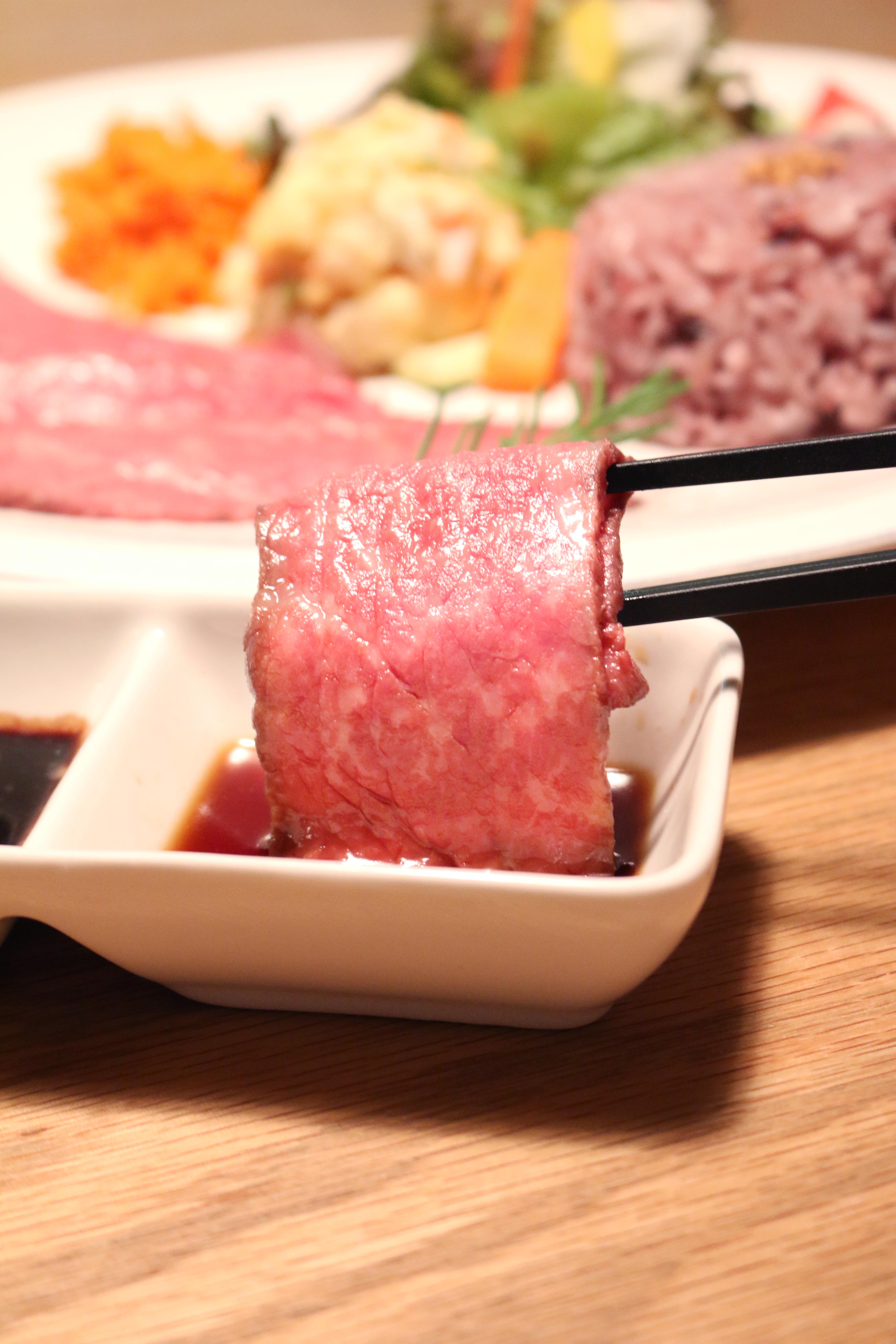 阿波牛のローストビーフと燻製醬油