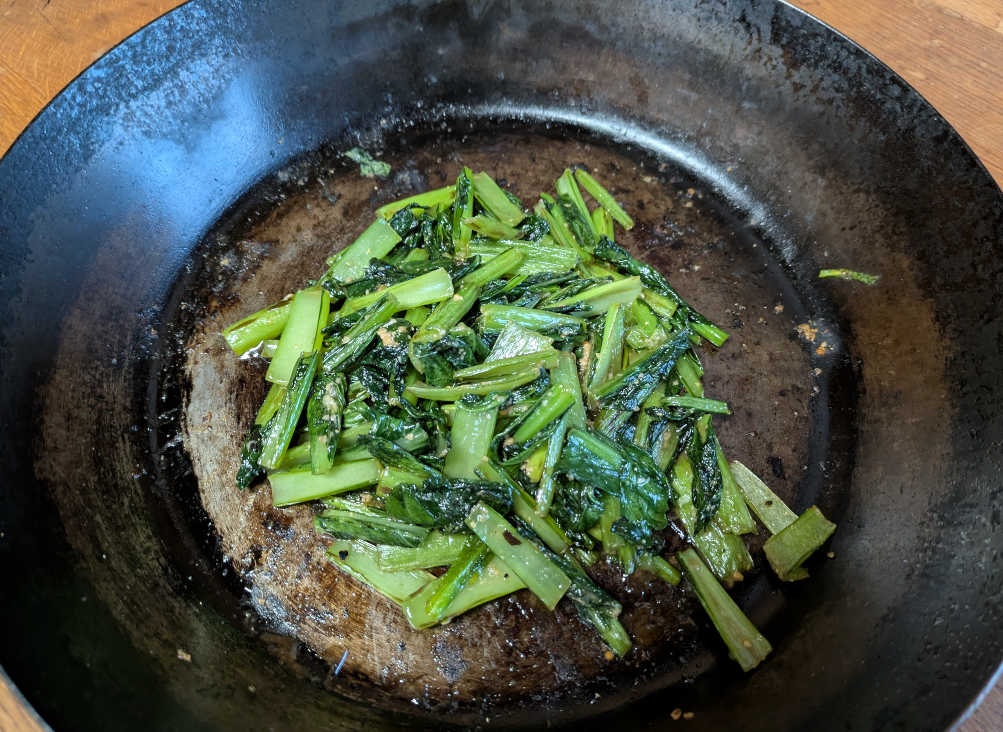 すだちマスタードで仕上げる小松菜炒め