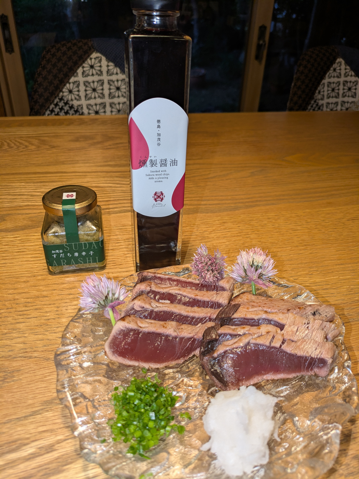 今が旬のカツオのたたきに、燻製醤油とすだち唐辛子を