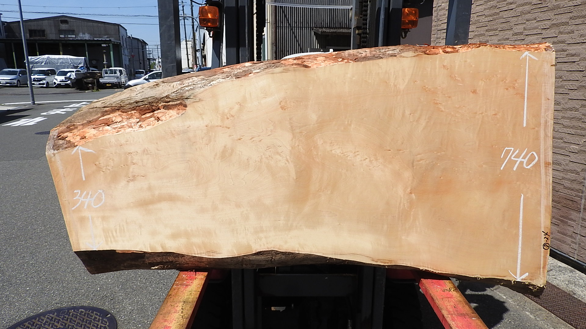 栃の板数枚を載せました!