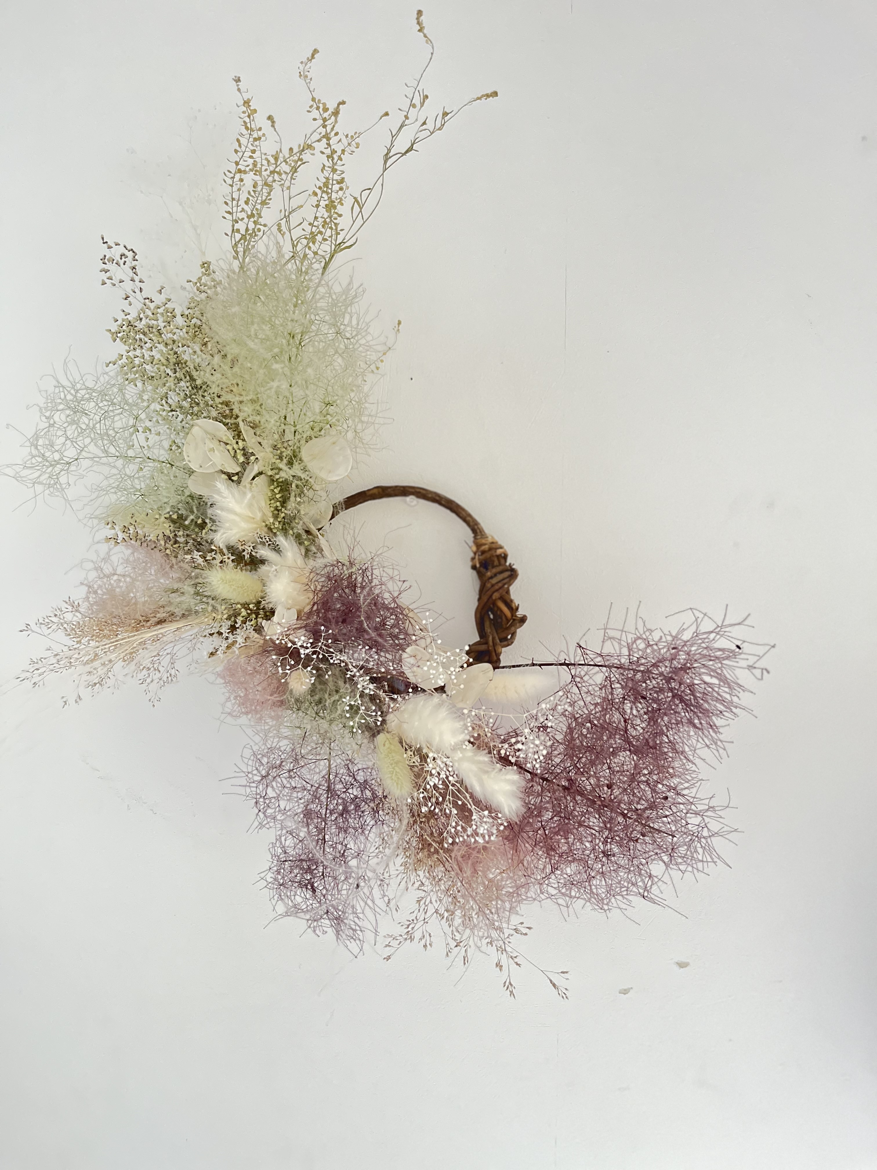 スモークツリーと草花のリース