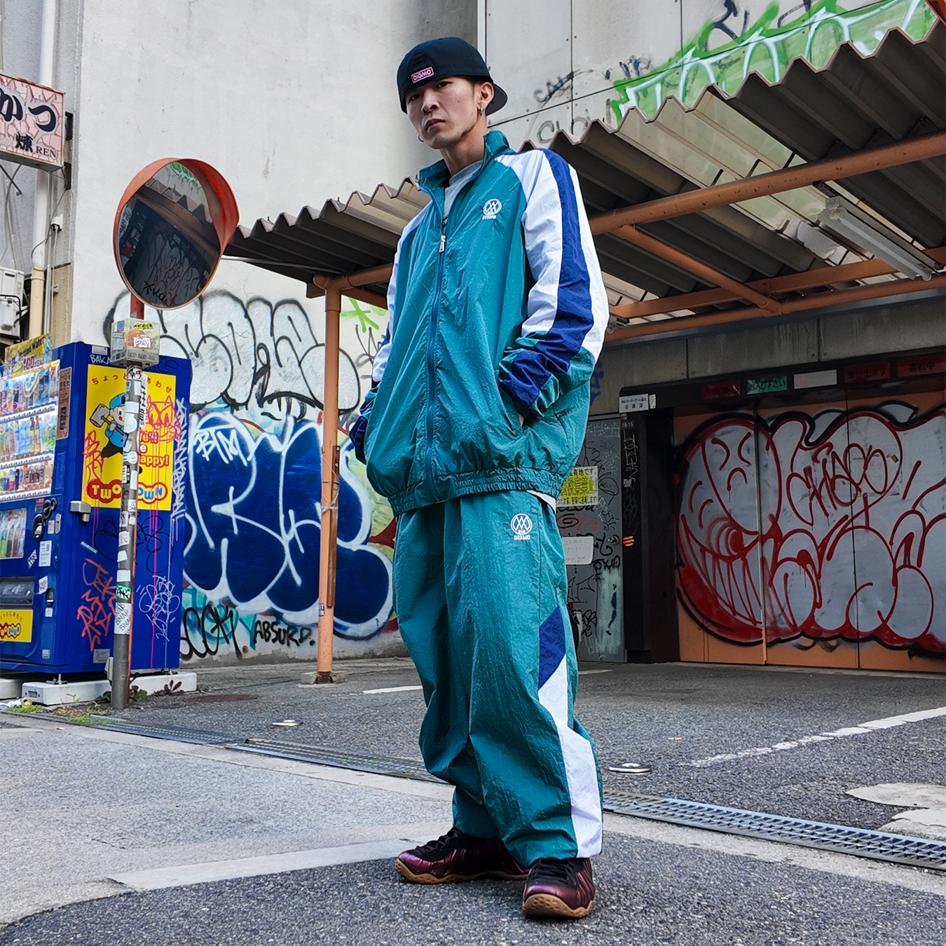 スポーツとストリートがまだ分離されていなかった時代の空気感を、2026年仕様のオーバーサイズで再構築