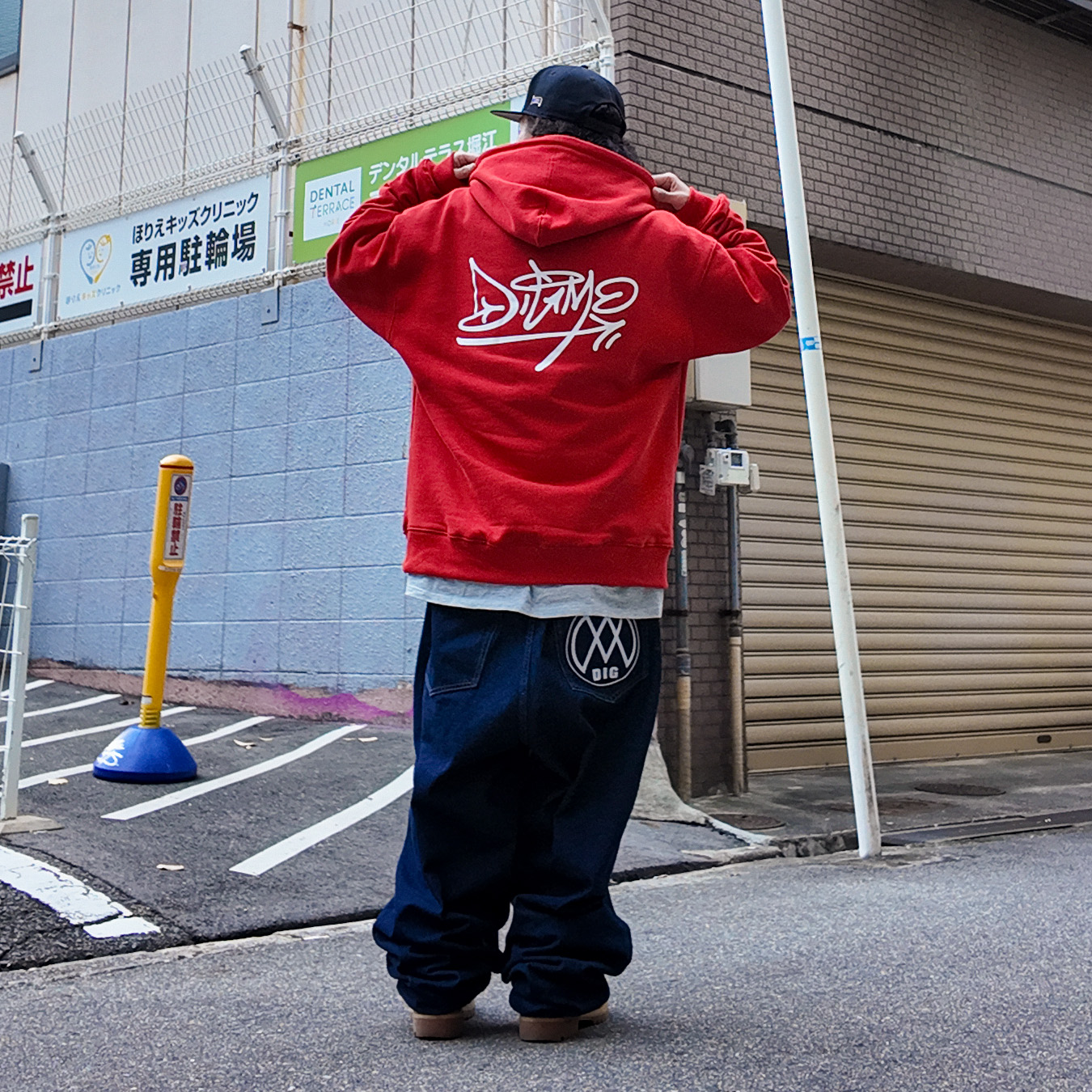 【TLH01｜ストリートに自分の“タグ”を刻む、DIGMOのタギングロゴフーディー】