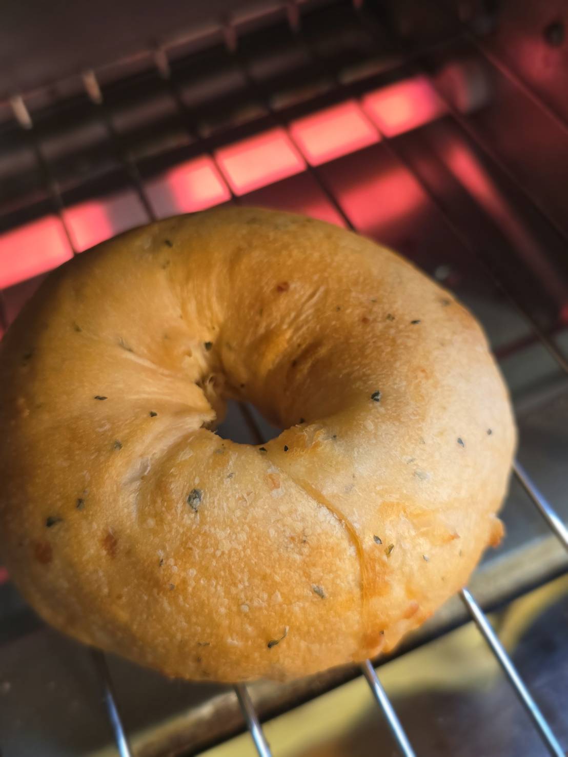 店長が愛する【トマトバジルチーズベーグル】