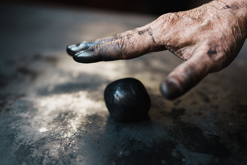 鈍い光沢を帯びた墨玉　The blunt patinated Sumi ball