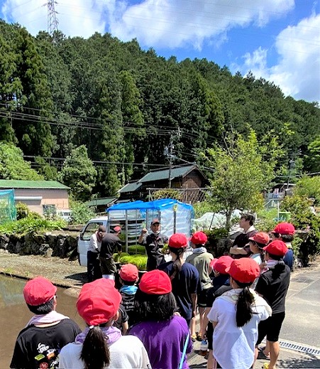 5月15日 粥見小学校五年生16名 田植え体験学習しました