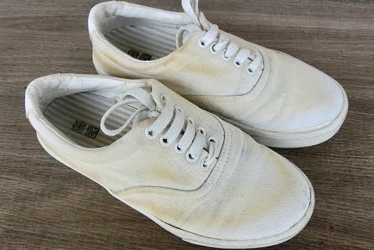 スニーカーの黄ばみ対策と落とし方について