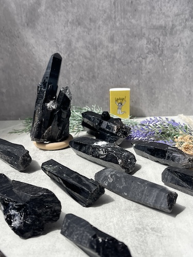 モリオン（黒水晶）とはどんな石？ただの黒い石じゃない、その正体