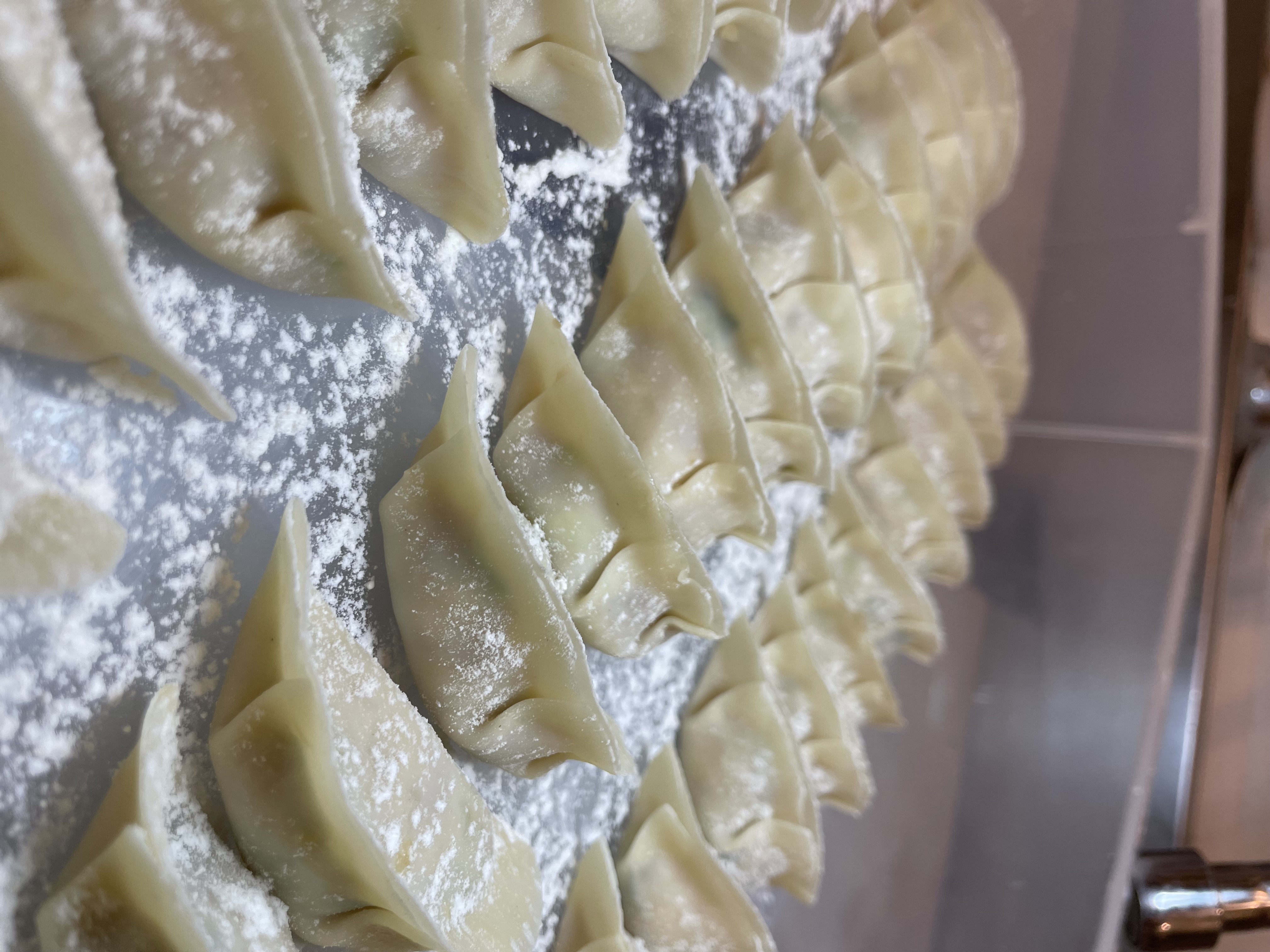 “包みたて、手づくり、無限の旨さ”——無限餃子が毎日仕込むこだわりとは？