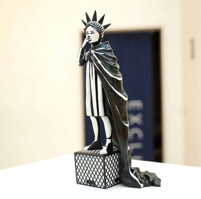 バンクシーの「LIBERTY GIRLのフィギュア？！