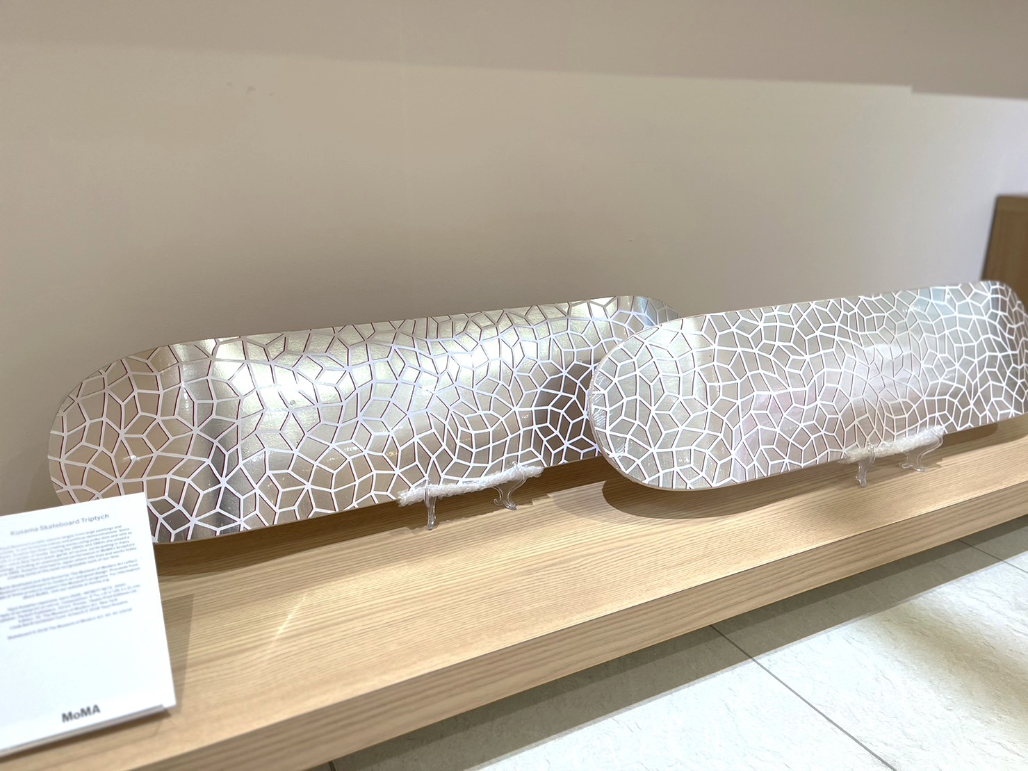 草間彌生はなぜ「水玉」・「網」を描くの？