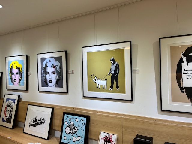 部屋に絵ってあったらいいですよ