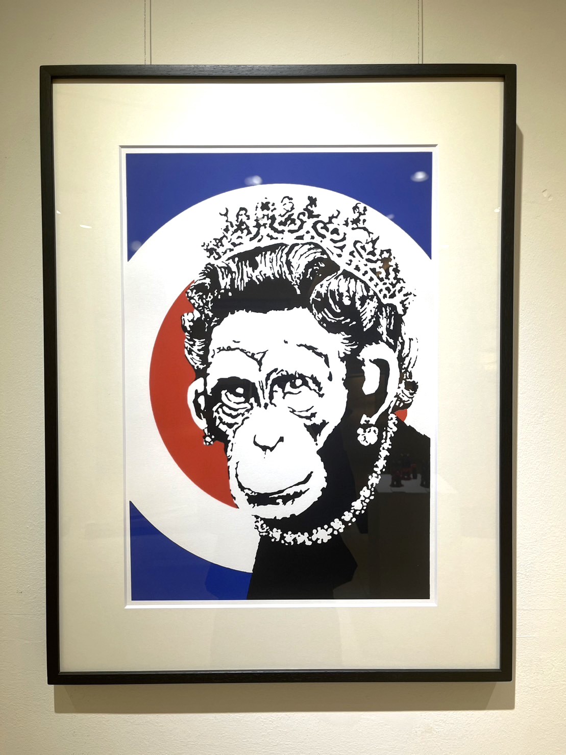 小さめサイズが人気♪ バンクシーの「Monkey Queen」