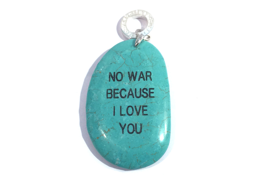 NO WAR, BECAUSE I LOVE YOU、大切なメッセージが刻み込まれたペンダントヘッド
