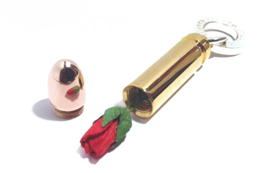 平和を願う。薔薇の花の、弾丸のロケットペンダント