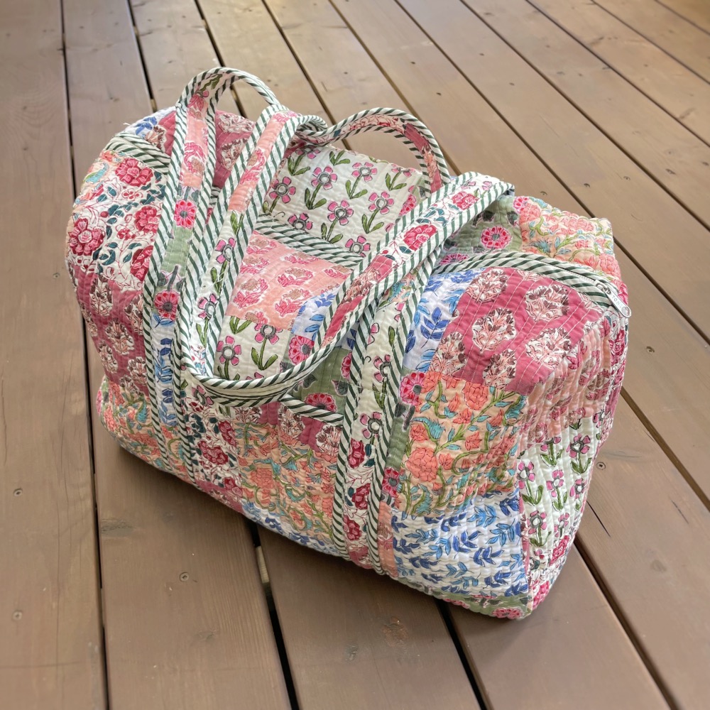 大きめサイズとかわいいパッチワークが魅力！ブロックプリントの優しい色づかいが、心を癒すボストンバッグ