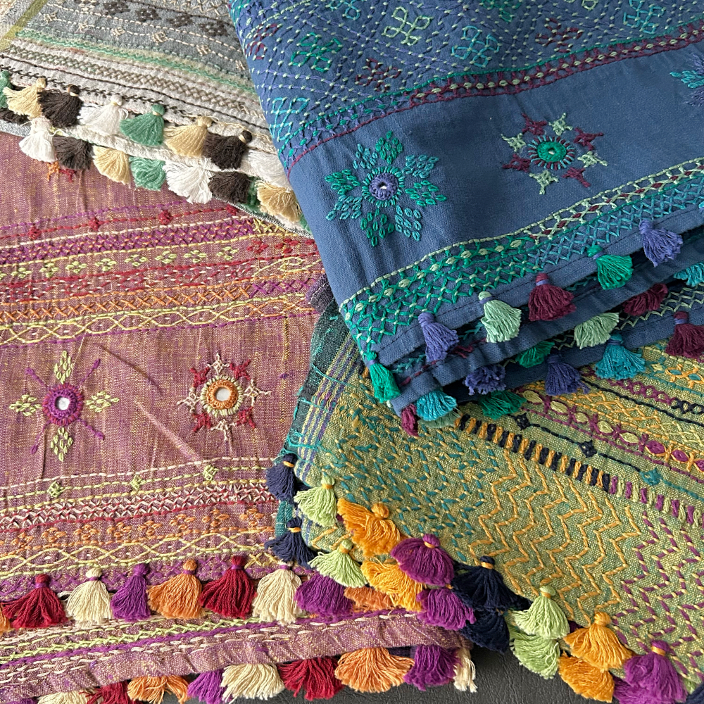 美しい刺繍とプリント、手仕事を楽しむストールたち