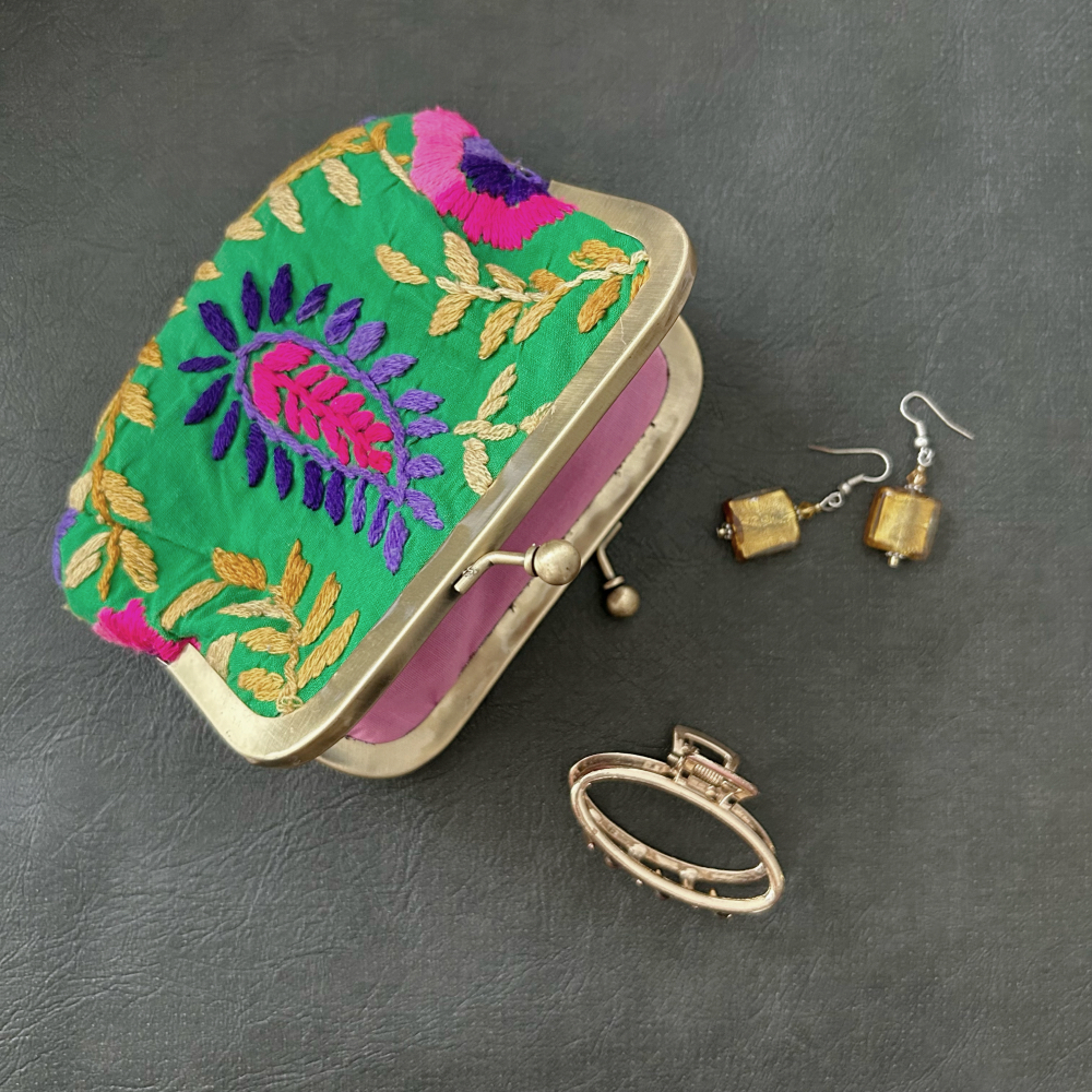 伝統の刺繍が息づく、カッチ地方のがま口ポーチ｜一点もののエシカルアイテム