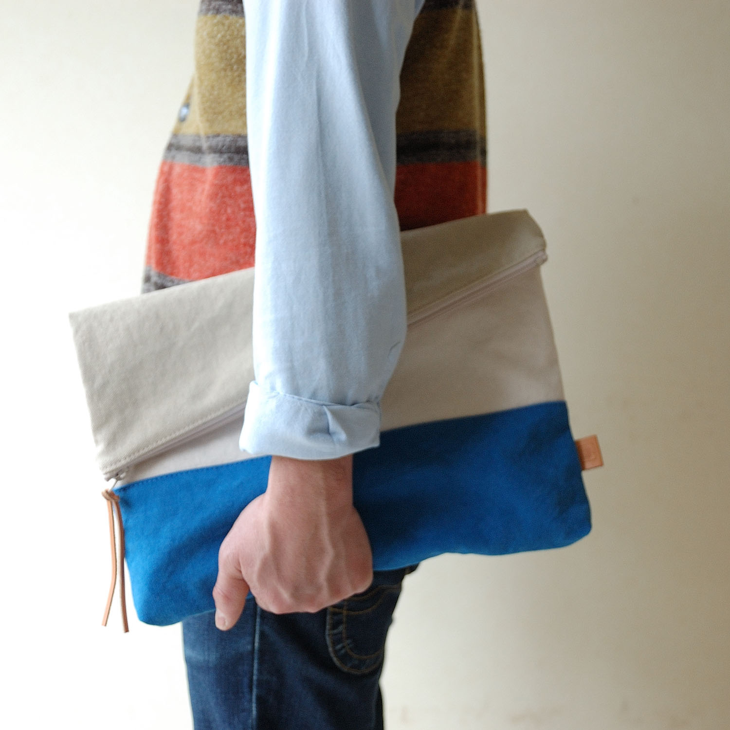 ユニセックスで使えるＡ４サイズの倉敷帆布二つ折りクラッチバッグ