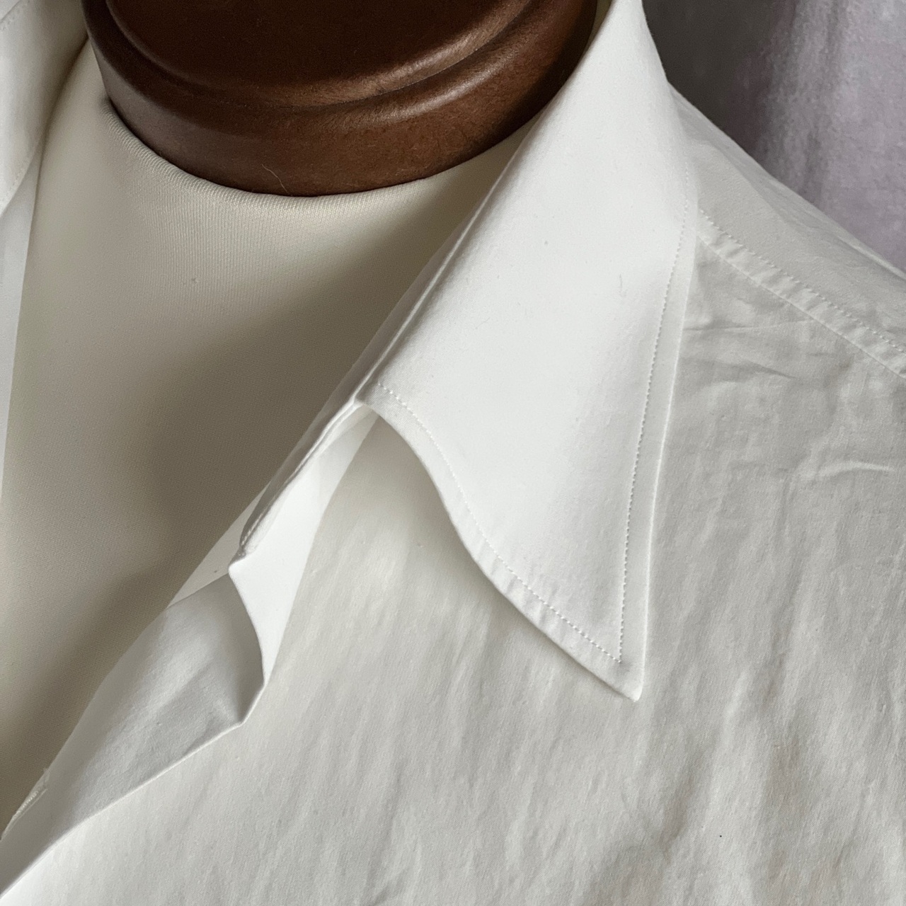 新作であるレギュラーカラーシャツに関する記事を公開しました