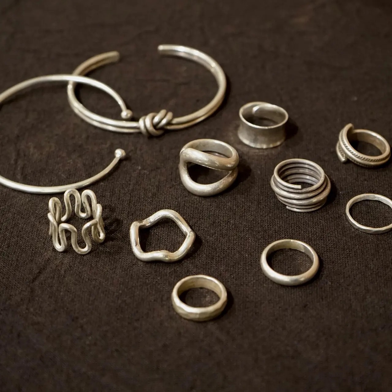 伝統と現代のデザインが融合したカレンシルバーのアクセサリー