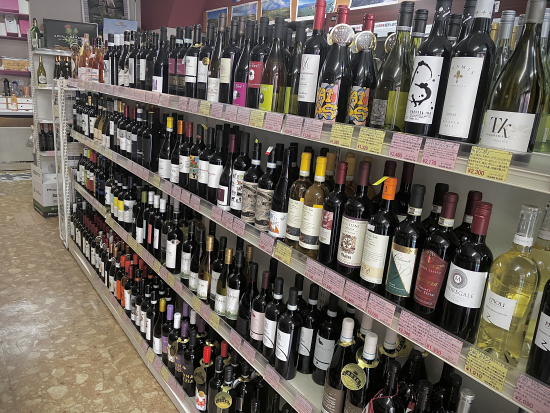 店内の商品を入れ替え中