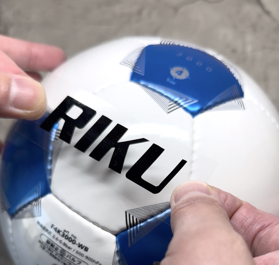 ボールにステッカー貼るのは難しい？