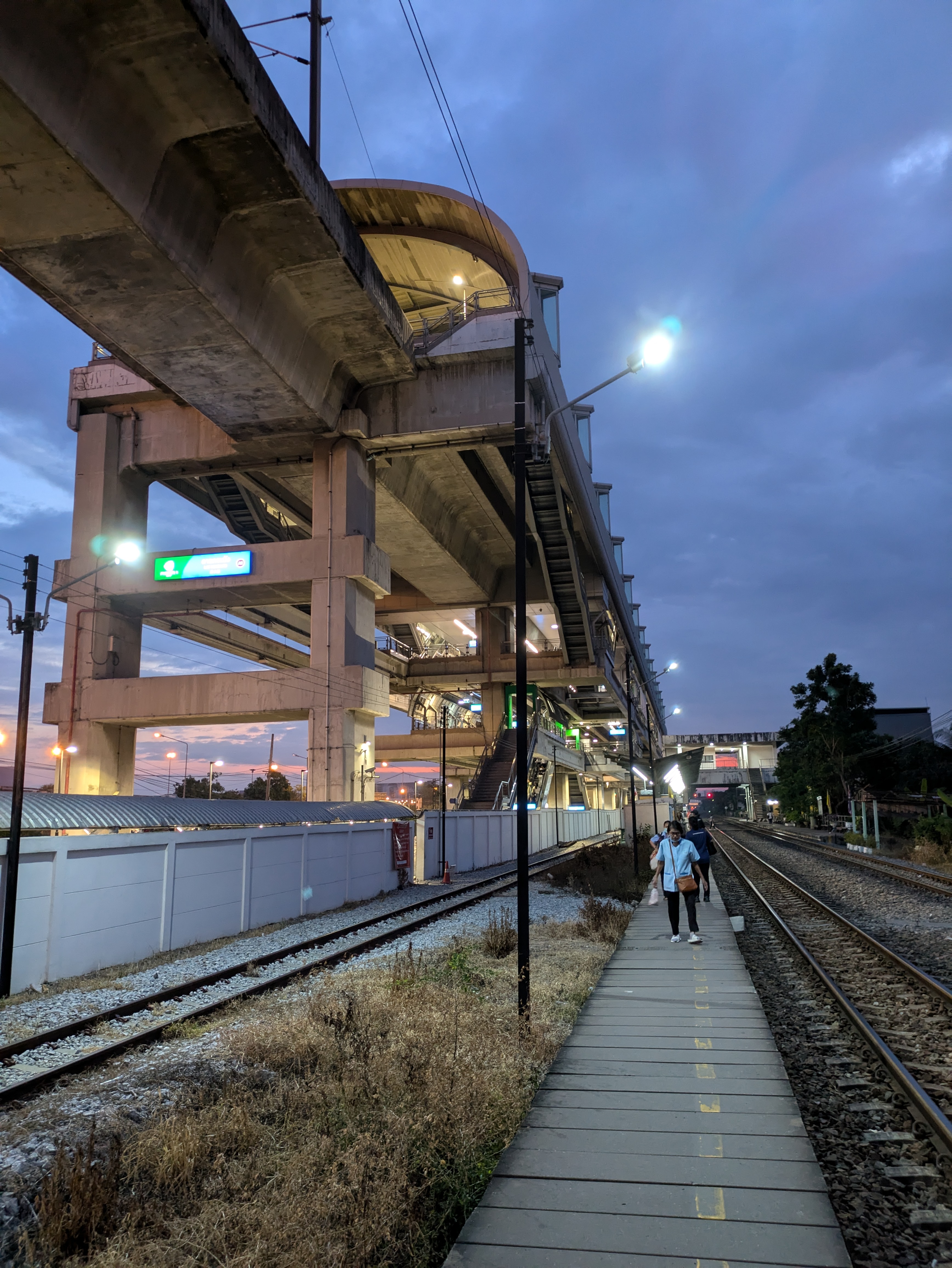 パイ　チャチュンサオ、、、LAT KRABANG駅