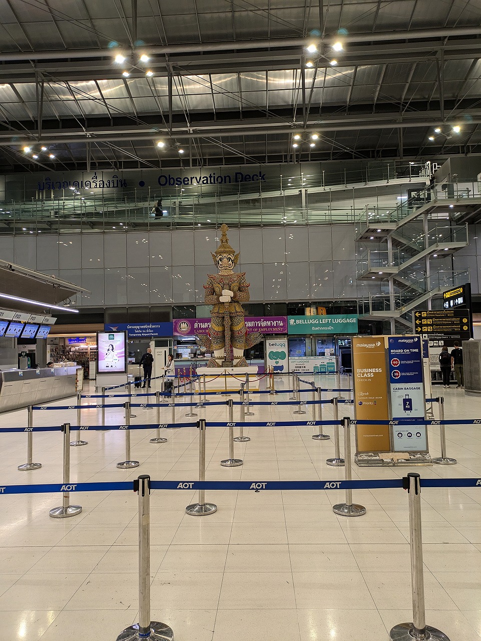 スワンナプーム国際空港４F（P-Q）にある手荷物一時預かり所（画像奥）