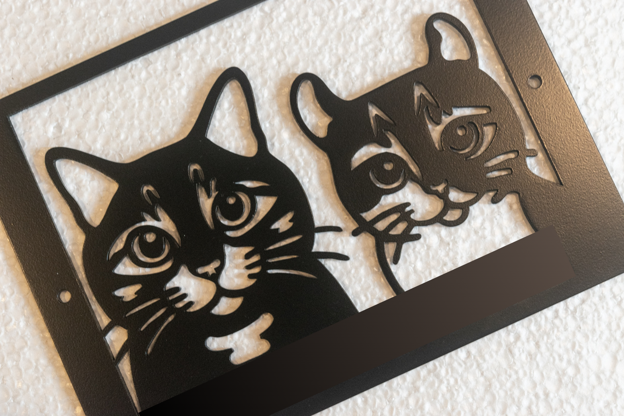 写真から作る猫表札で、玄関に“うちの子”の物語を