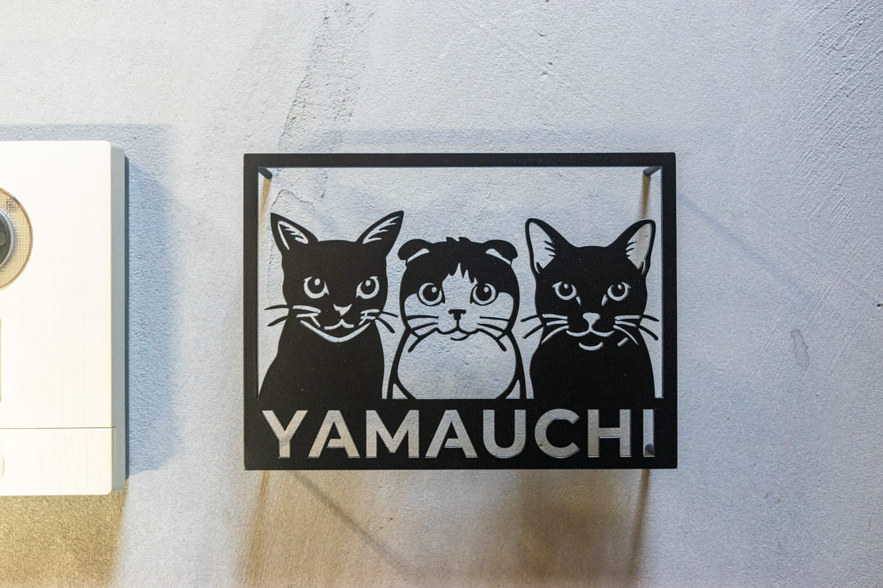 仲良し3匹の猫たちをデザインした、フルオーダーの切り文字表札