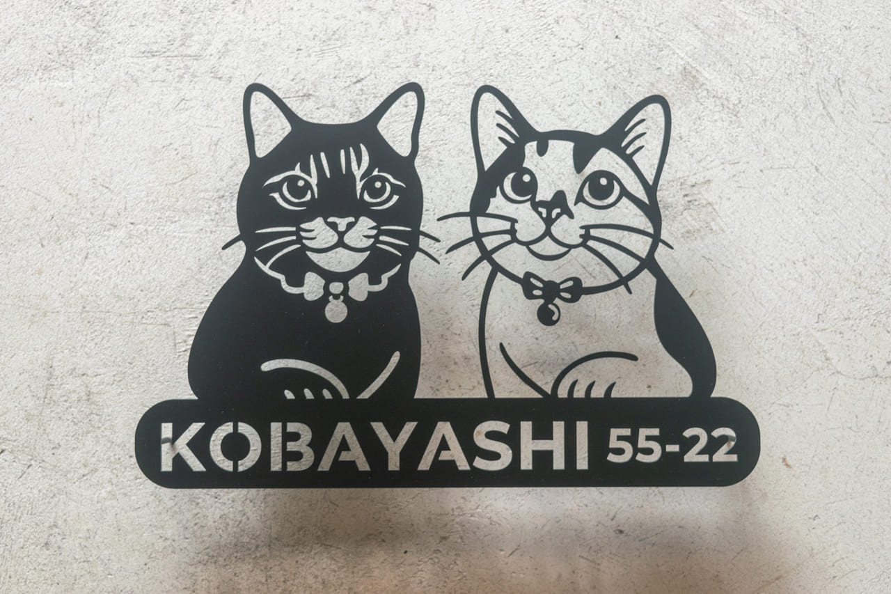 うちの子そっくりの表札を。写真をもとにしたフルオーダーの猫表札を制作