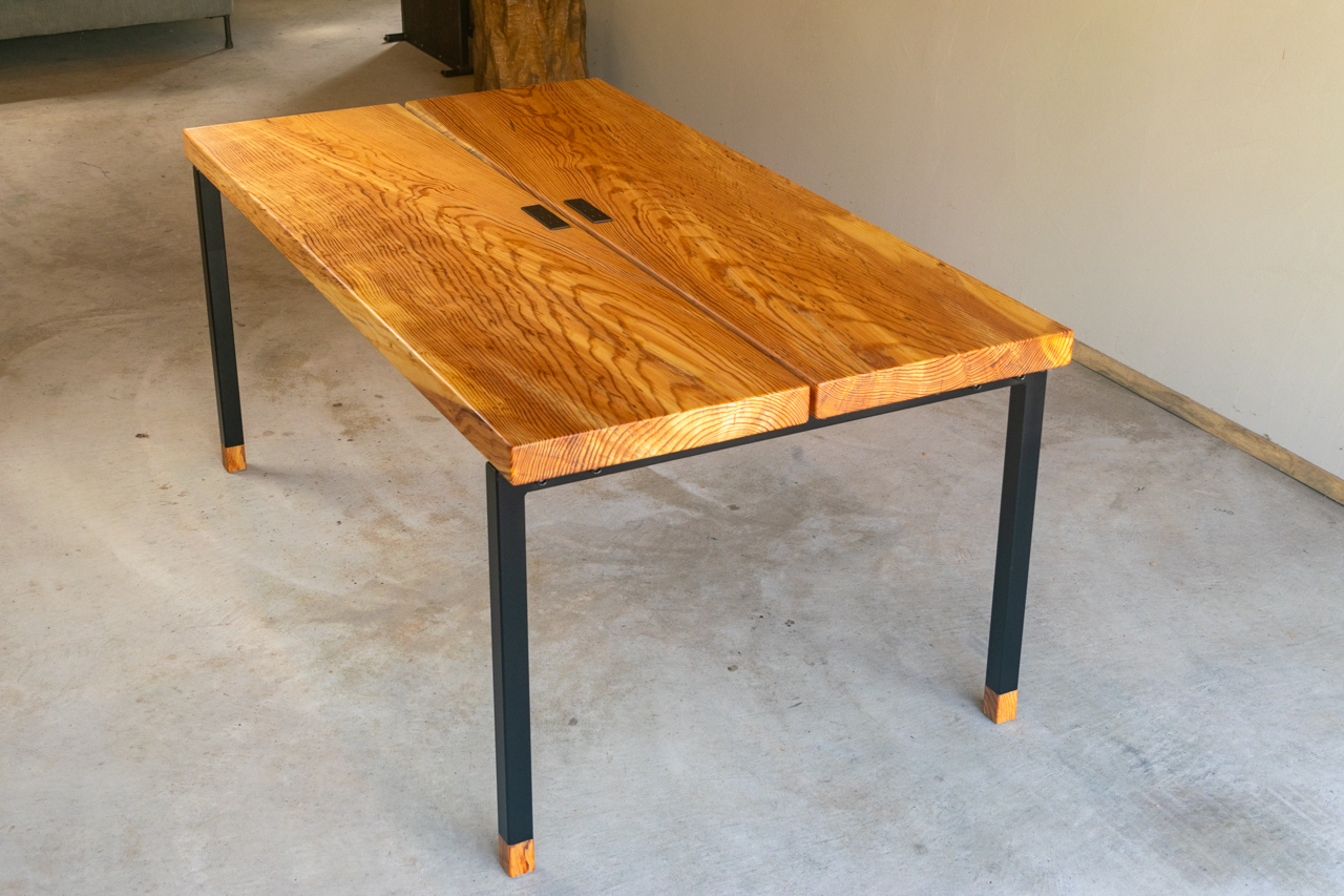 自然素材の温もりを研究室に 松一枚板の会議テーブル制作