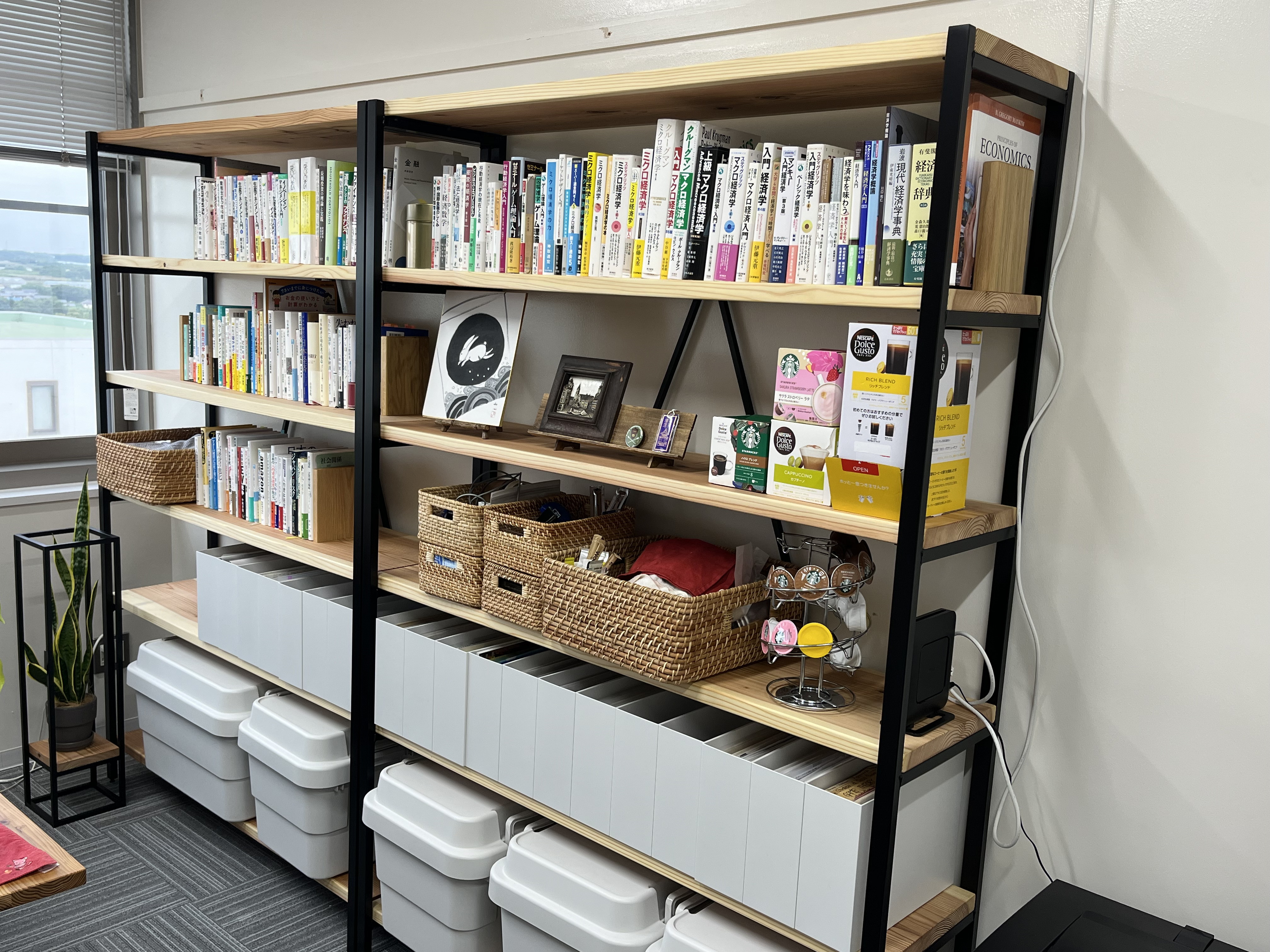 大学の研究室にアイアンと三河杉のオープンシェルフを納品しました。