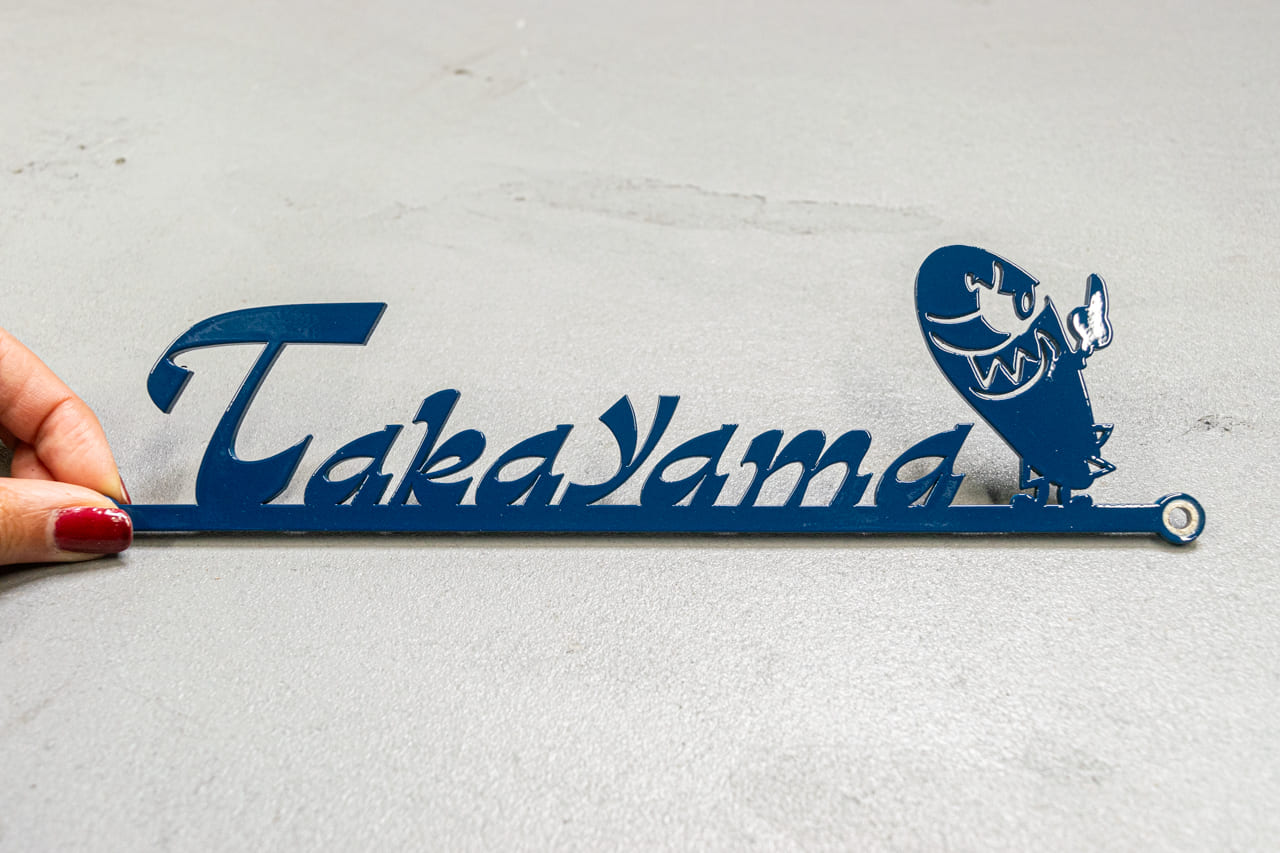 オリジナルキャラクターを取り入れた表札制作｜チームカラーで仕上げたネイビーブルーの表札