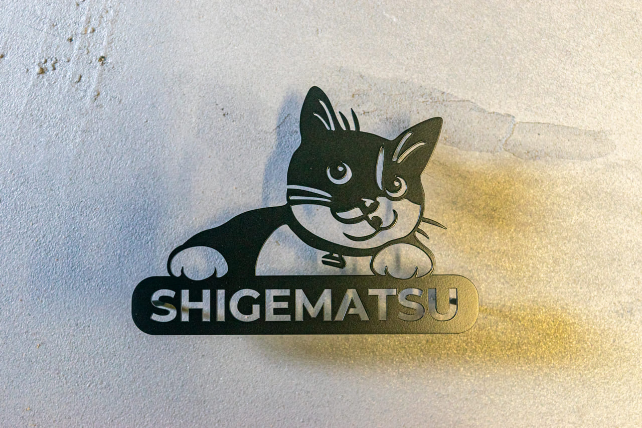 白黒猫の個性をそのままに。写真から作るハチワレ猫のフルオーダー表札