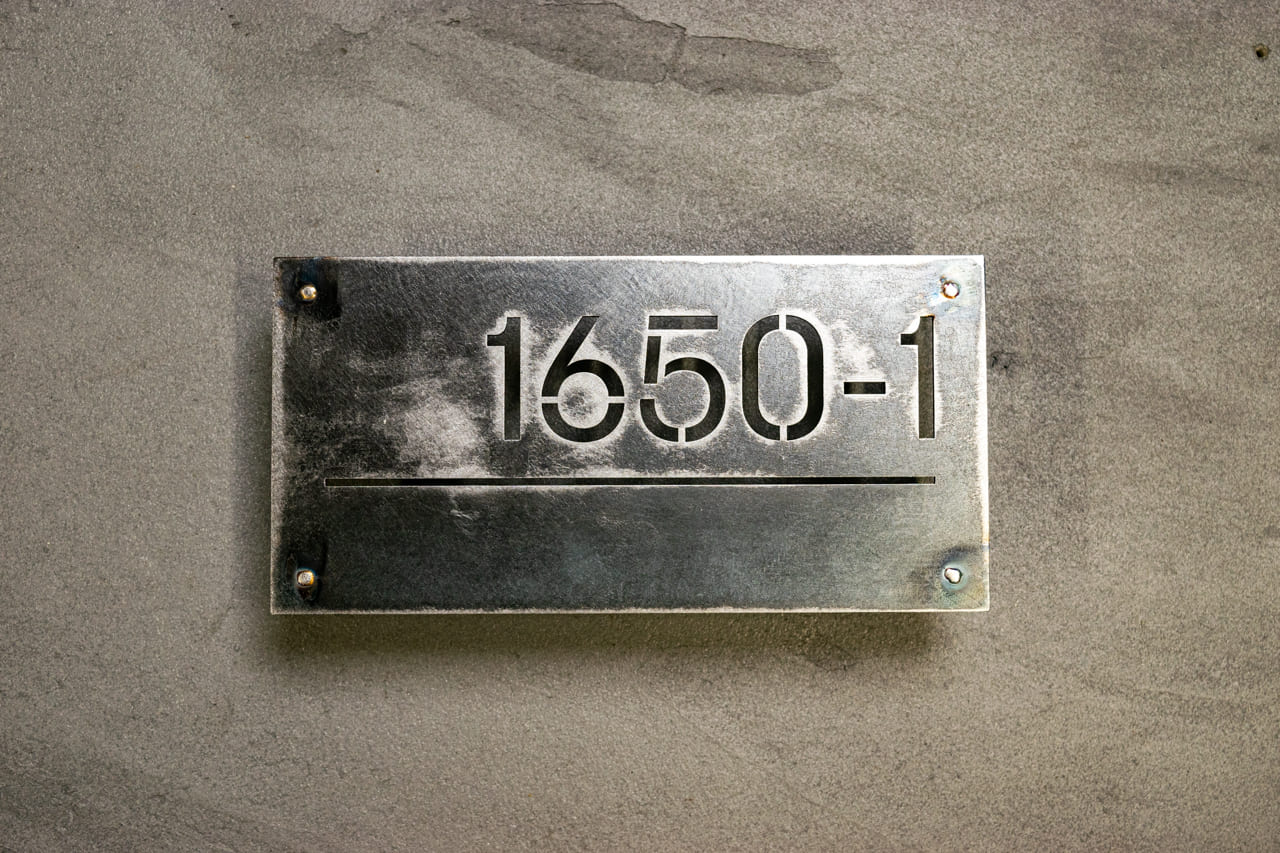 錆びて完成する表札。鉄そのものの質感を活かした番地デザイン