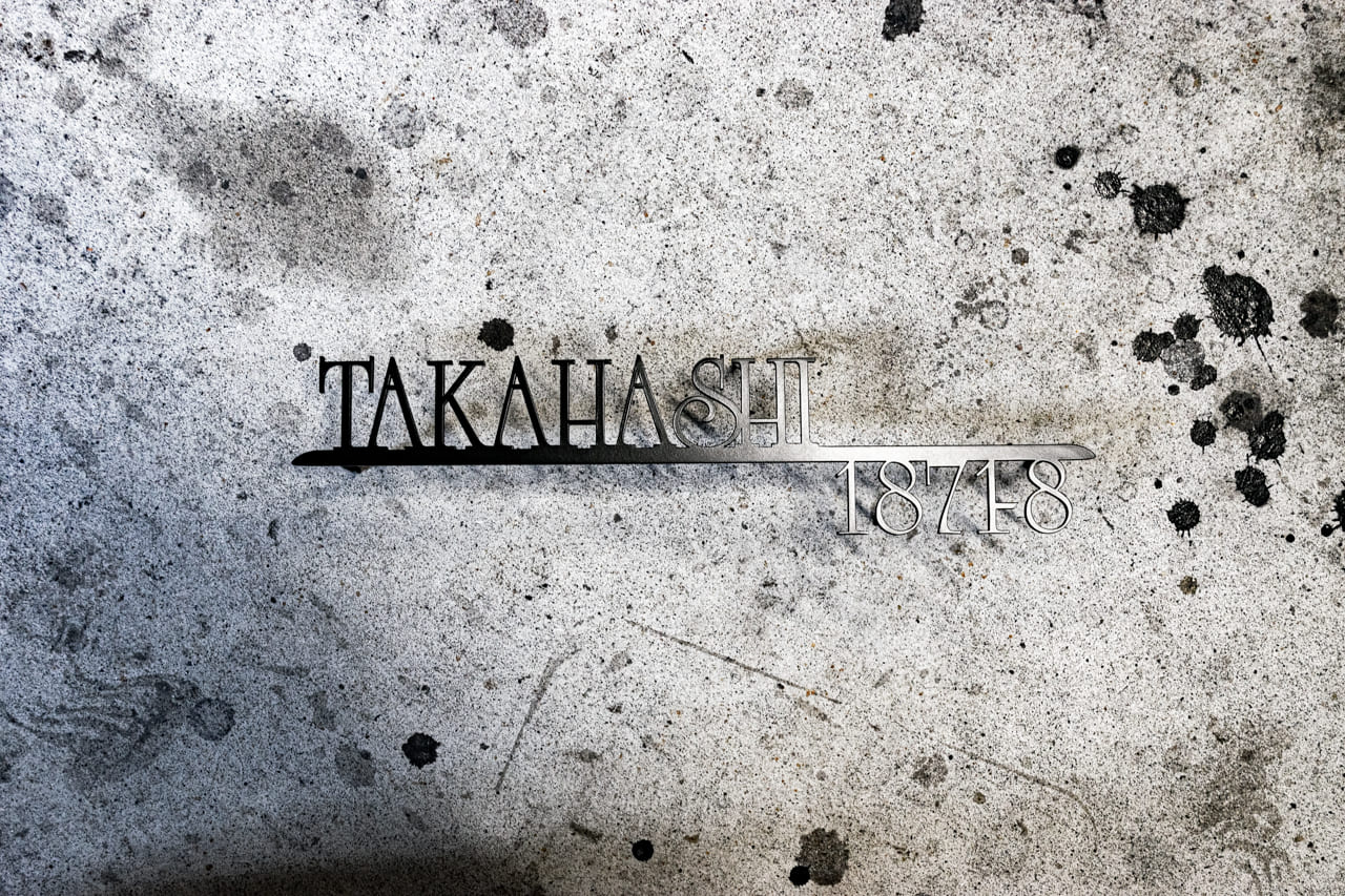 “好き”を表札に込めて。バンドのロゴをモチーフにしたオーダー表札の制作事例